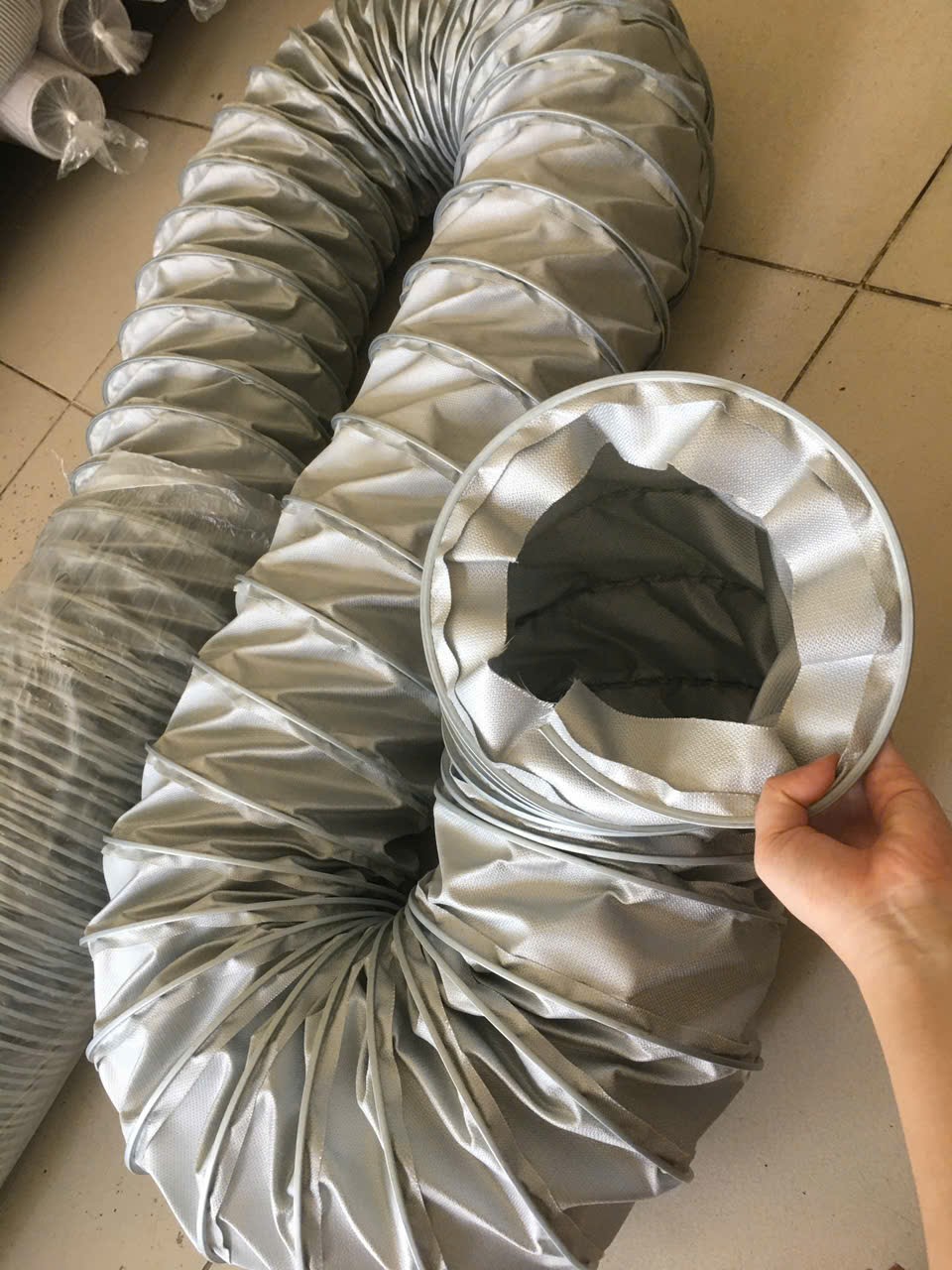 Ảnh cuộn ống gió vải chống cháy thực tế 1