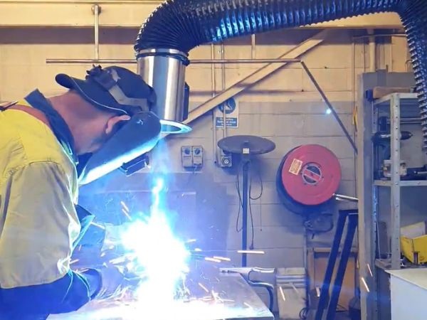 Ống hút khói hàn công nghiệp là một bộ phận quan trọng thu gom và dẫn truyền toàn bộ khói, khí độc