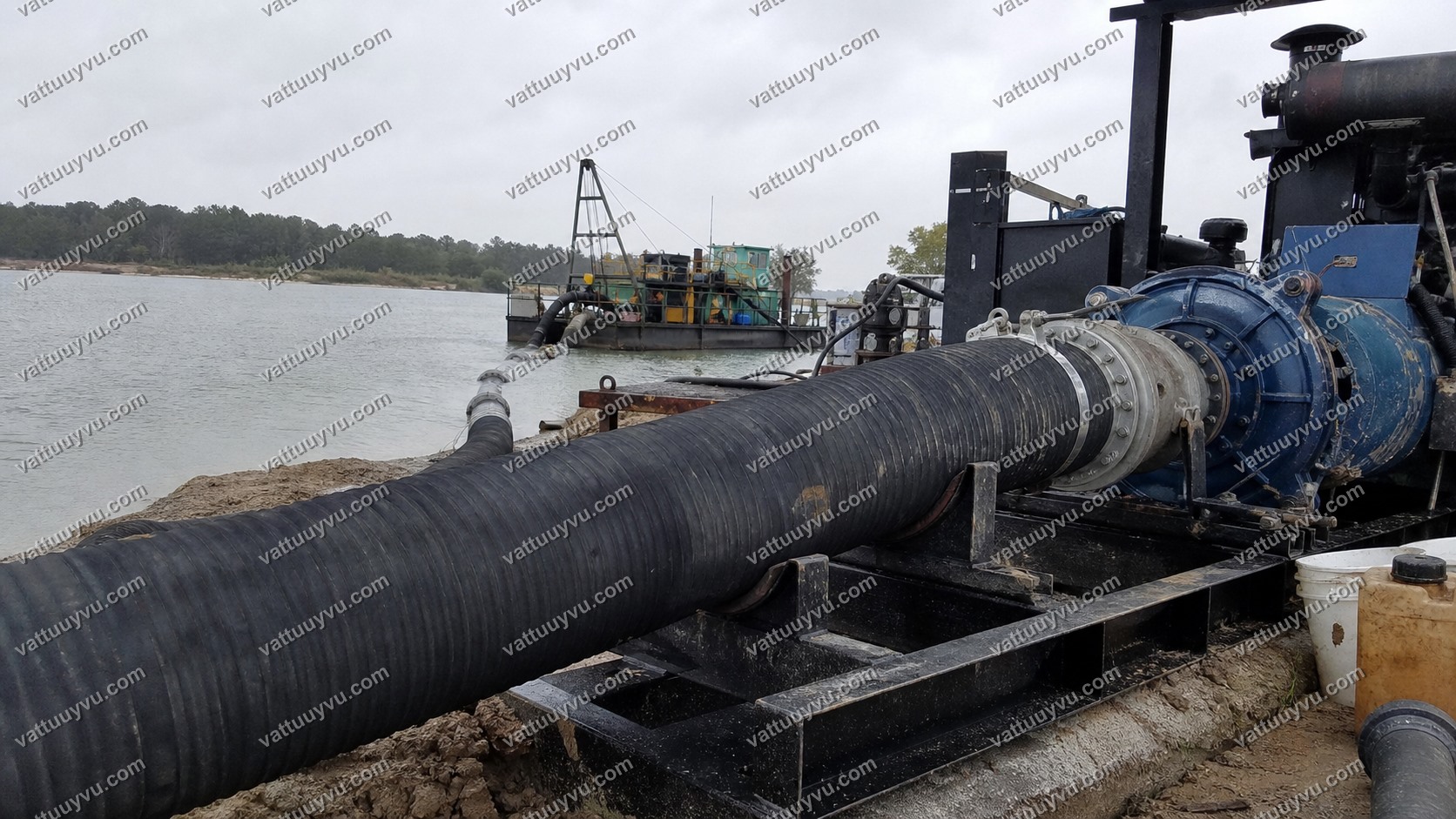 Ống cao su hút cát trong bối cảnh công trình nạo vét
