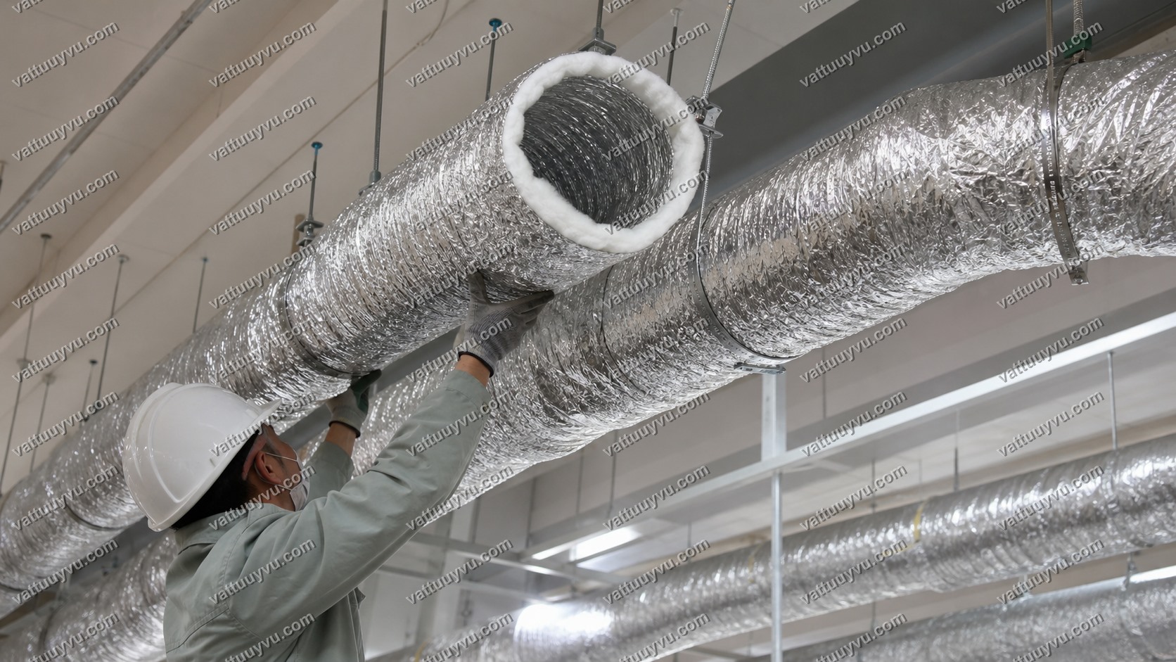 Lắp đặt ống gió mềm nhôm có bảo ôn trong nhà xưởng