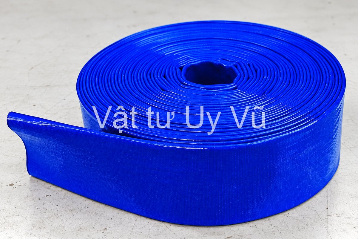 Cuộn ống bạt xanh phủ PVC với đầu dải xẹp trên bàn kiểm tra