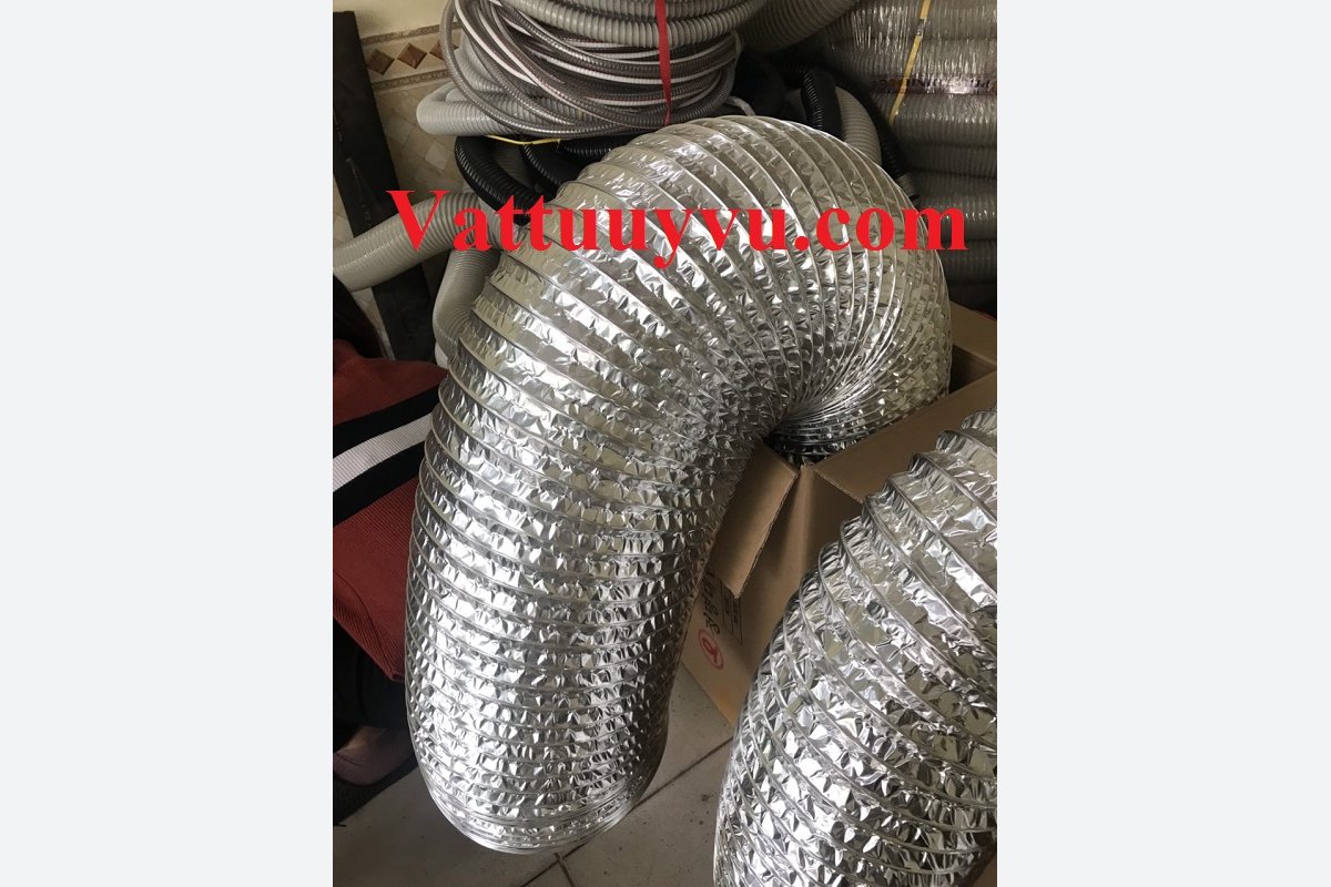 Ảnh thực tế ống gió mềm nhôm không bảo ôn tại kho với vòng xoắn đỡ thành
