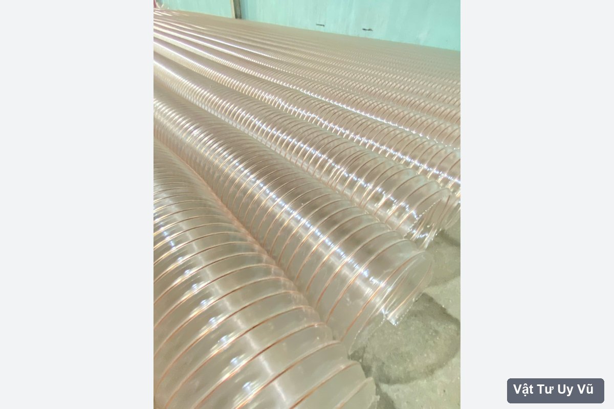 Ảnh thật các đoạn ống PU trong suốt với vòng kim loại xoắn màu đồng