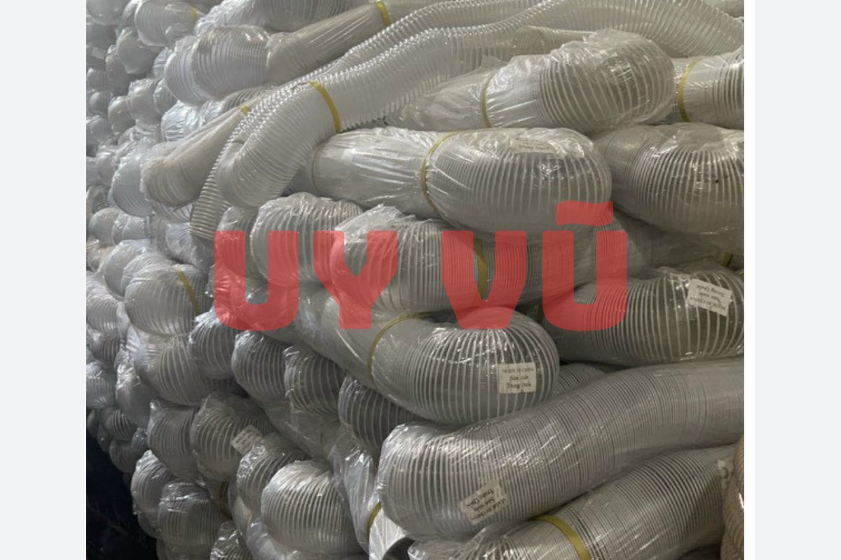 Các cuộn ống hút bụi PVC màu xám có vòng gia cường trong ảnh nguồn tại kho