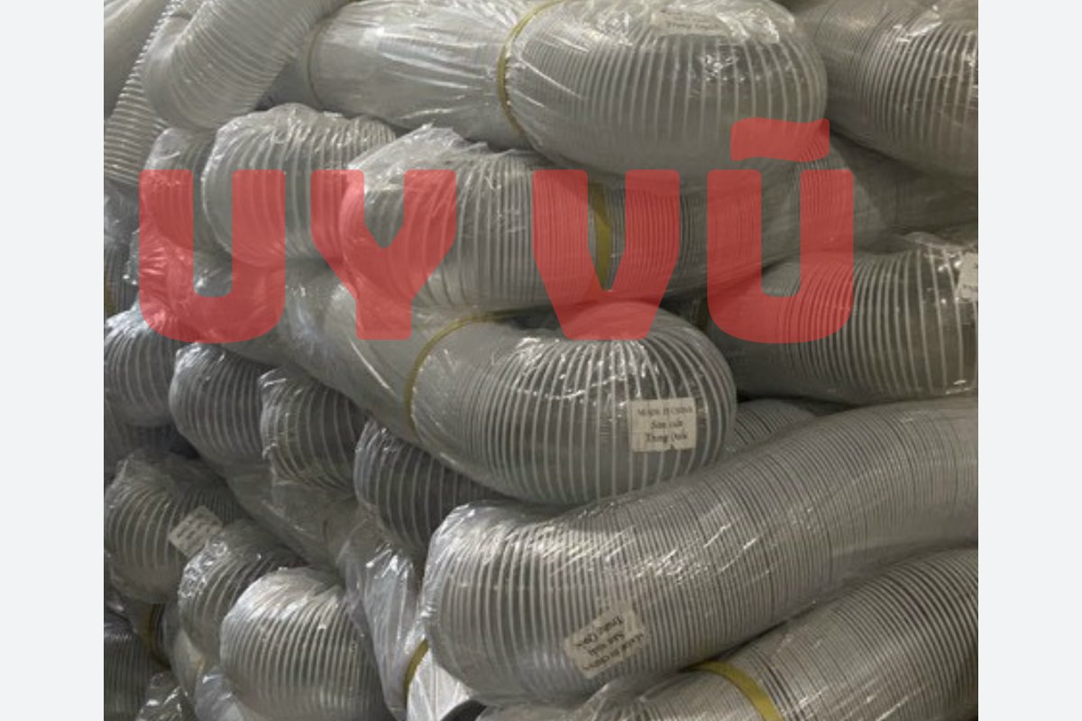 Cận ảnh thực tế cuộn ống hút bụi PVC có vòng gia cường và bao bảo vệ
