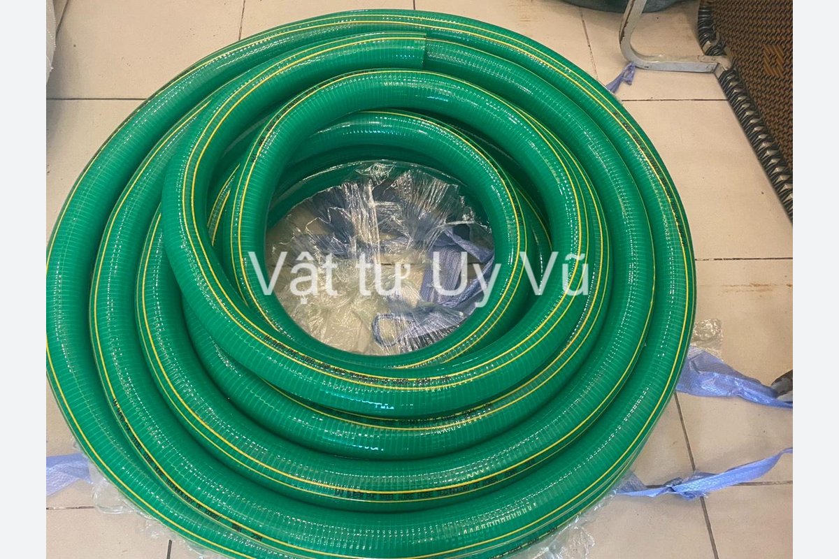 Ảnh tham chiếu thực tế cuộn ống nhựa PVC xanh lõi thép có sọc vàng