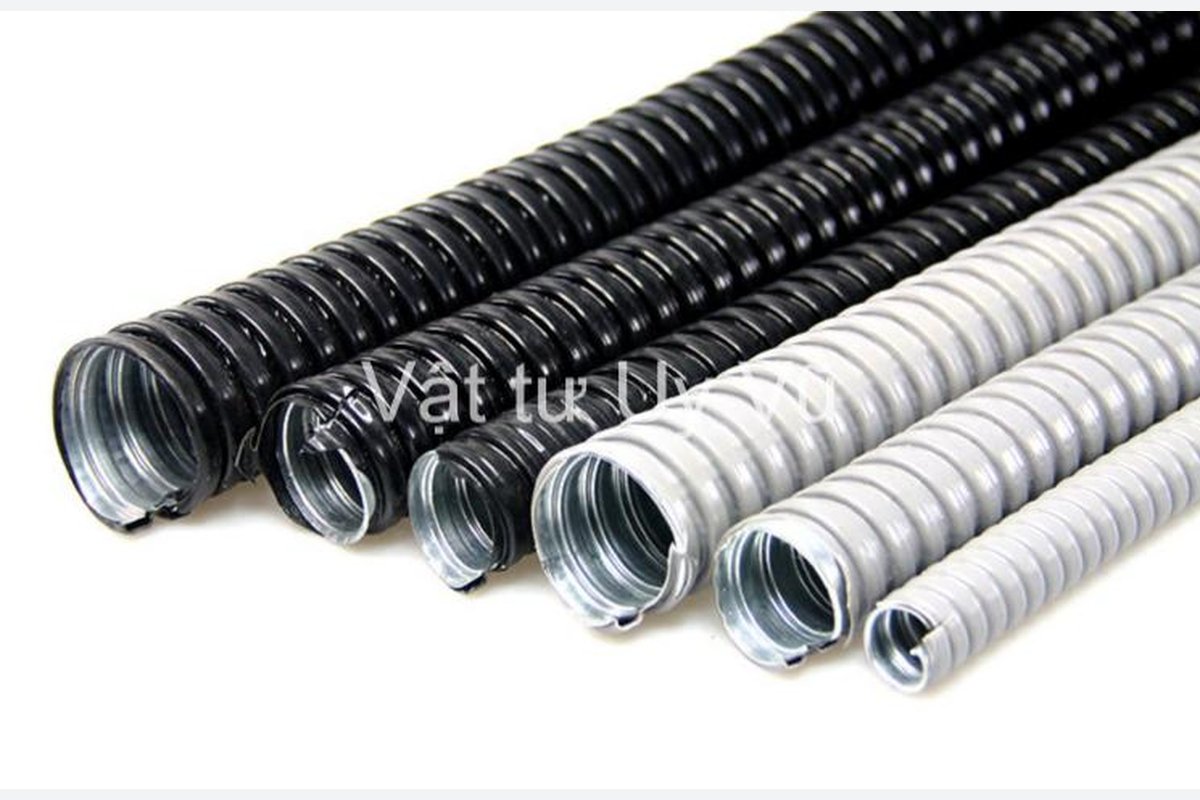 Ảnh gốc các đoạn ống ruột gà áo nhựa đen xám với lõi thép xoắn