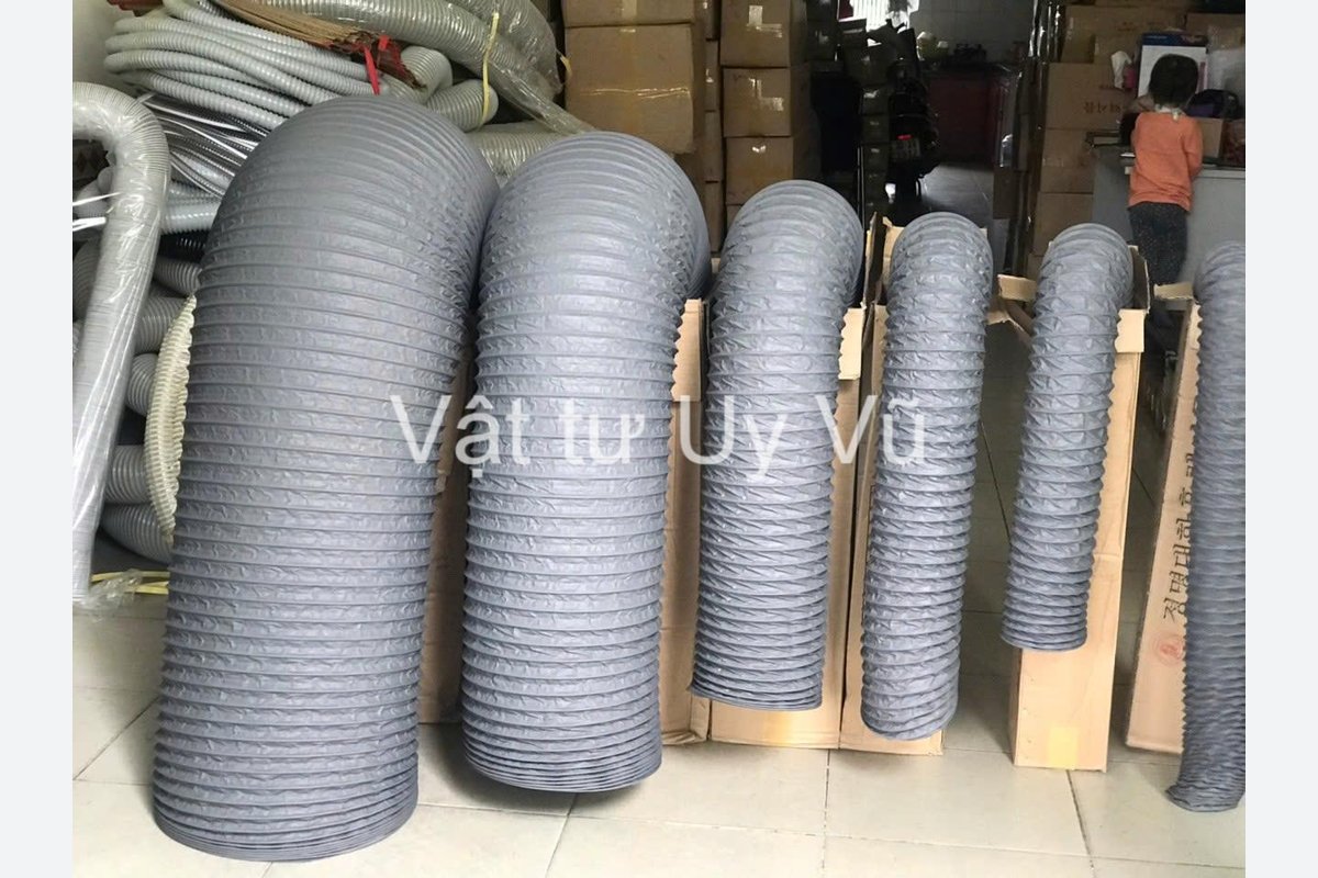 Các đoạn ống gió mềm vải màu xám tại kho trong ảnh thực tế