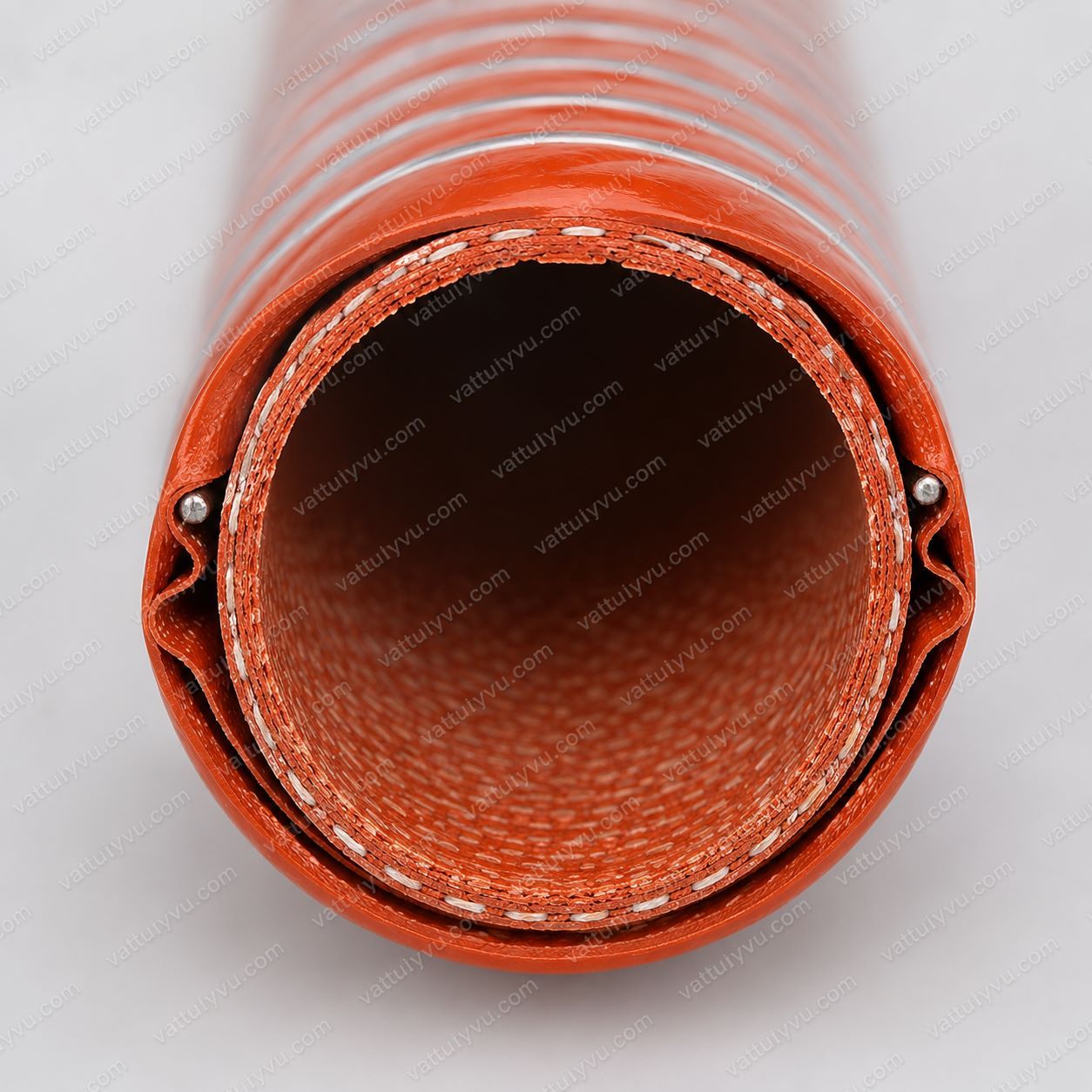 Mặt cắt ngang ống silicone chịu nhiệt - cấu tạo chi tiết lõi thép và sợi thủy tinh