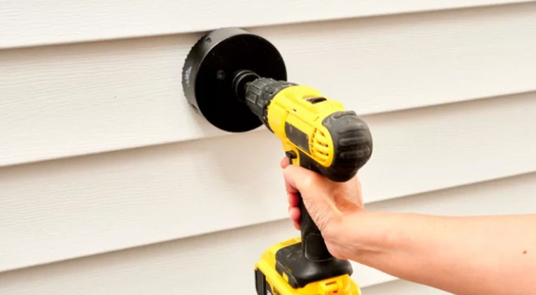 Khoan lỗ tại vị trí lắp ống thoát hơi máy sấy quần áo