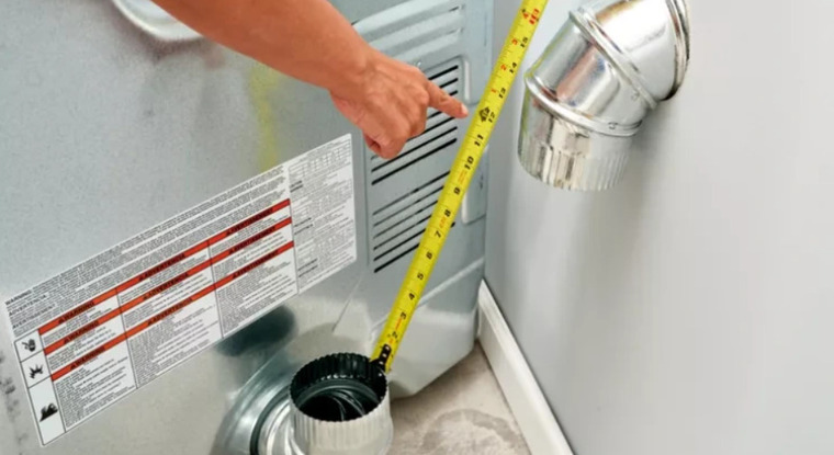 Lắp 2 đầu ống thoát hơi của máy sấy quần áo qua lỗ vừa khoan