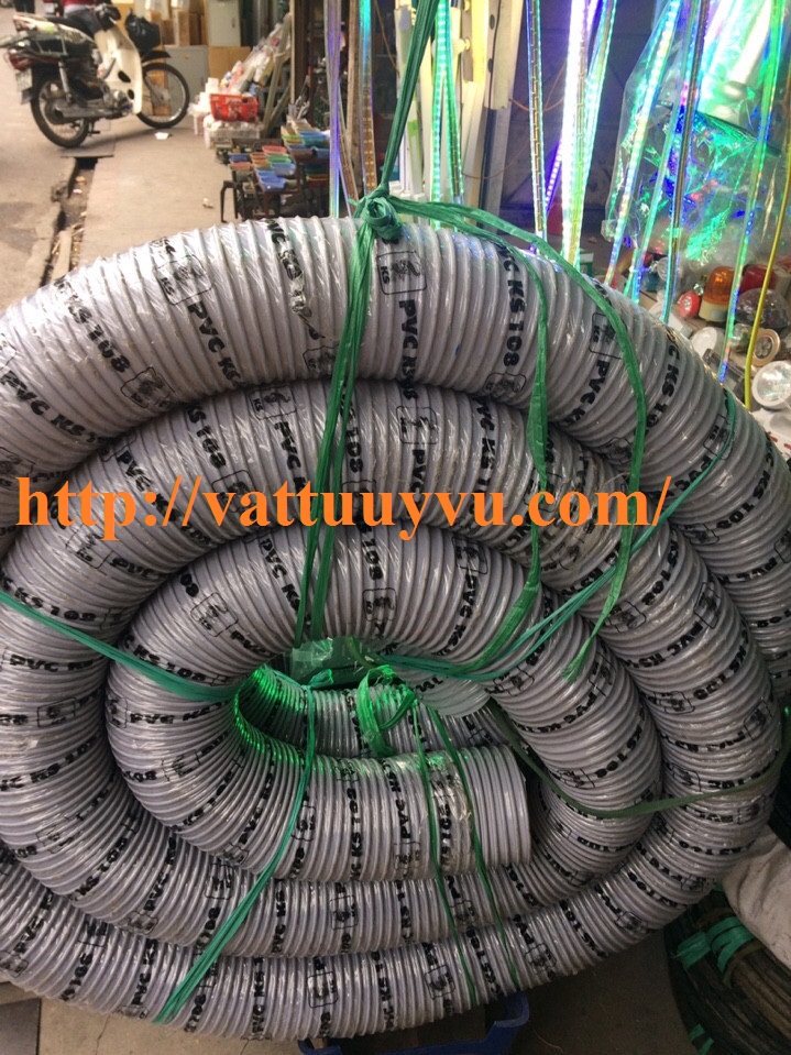 Ống hút bụi gân nhựa phi 25mm lắp đặt trong hệ thống hút bụi nhà xưởng