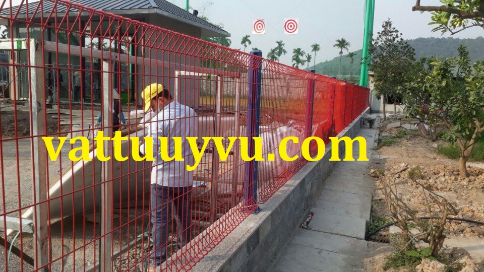Hàng rào lưới thép bẻ tam giác 2 đầu tại Vật Tư Uy Vũ