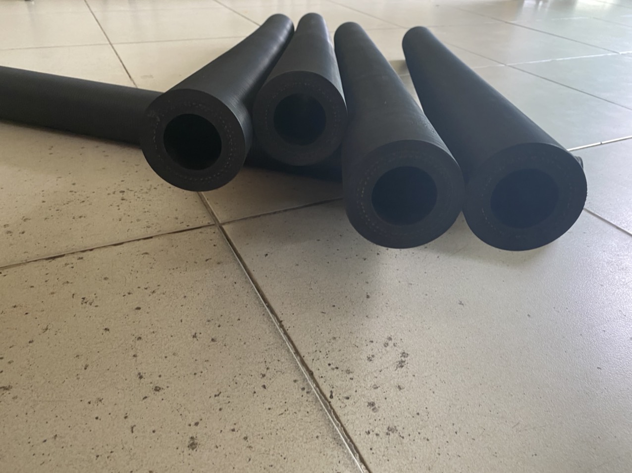 Cấu tạo và ứng dụng của Công Dụng ống Cao Su Phun Vữa - Chát Tường Phi 32 , Phi 40, Phi 50 ,Phi 25
